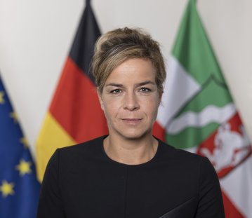 PHB Neubaur, Mona - neutral, vor Flaggen (2022)