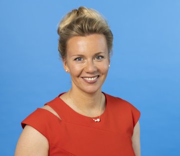 PHB Brandes, Ina - lächelnd, blauer Hintergrund (2022)