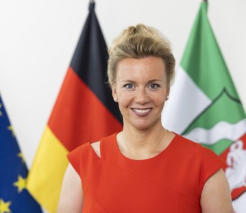 PHB Brandes, Ina - lächelnd, vor Flaggen (2022)