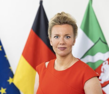 PHB Brandes, Ina - neutral, vor Flaggen (2022)