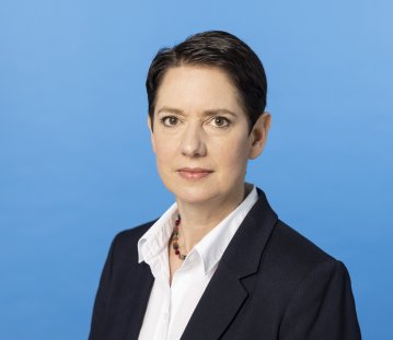 PHB Gorißen, Silke - ernst, blauer Hintergrund (2022)