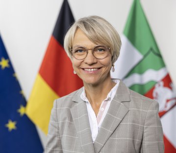 PHB Feller, Dorothee - lächelnd, vor Flaggen (2022)