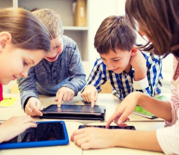 PHB Schule Kinder vor Tablet dital lernen Unterricht