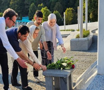 Sylvia Löhrmann legte gemeinsam mit Dr. Ludger Hiepel, Prof, Mouhanad Khorchide, Boaz Munz und Amina Kišić  Lilien am Gedenkstein des Srebrenica-Friedhofs nieder