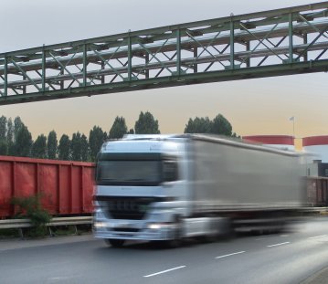 Ein LkW fährt auf einer Autobahn