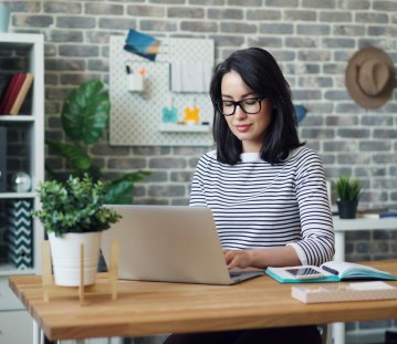 Eine Frau sitz an einem Laptop
