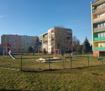 Ein Spielplatz in einem Wohnviertel 