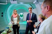 Ministerpräsident Wüst informiert sich im Protonentherapiezentrum WPE in Essen über die Behandlung von Krebserkrankungen