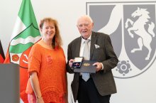 Staatssekretärin Andrea Milz überreicht Verdienstkreuz 1. Klasse