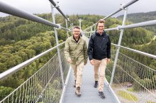 Die Ministerpräsidenten Wüst und Rhein wandern von Willingen nach Winterberg