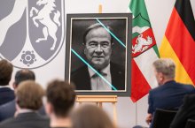 Ministerpräsident Wüst enthüllt Porträt von Ministerpräsident a.D. Armin Laschet