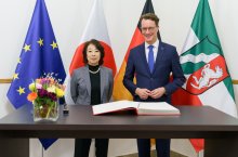 Ministerpräsident Wüst im Gespräch mit der Botschafterin von Japan in Deutschland bei ihrem Antrittsbesuch