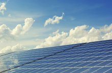 Freiflächen-Photovoltaikanlage vor blauem Himmel