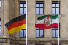 Die Deutschlandflagge und die Nordrhein-Westfalen-Flagge auf Halbmast vor dem Landeshaus