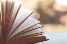 Ein aufgeschlagenes Buch, die Seiten sind aufgefächert