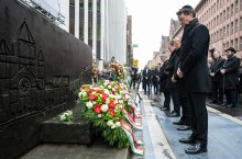 Ministerpräsident Wüst legt Kranz vor ehemaliger Synagoge Düsseldorf nieder