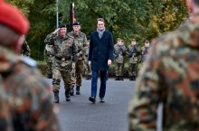 Ministerpräsident bei Aufstellungsappell für das Heimatschutzregiment 2