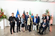 Ministerpräsident Hendrik Wüst verleiht den Verdienstorden des Landes Nordrhein-Westfalen an zehn Bürgerinnen und Bürger