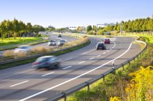 Eine Autobahn im Sonnenaufgang