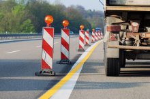 Bild zeigt einen Lkw in einer Autobahnbaustelle