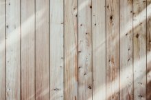 Wand aus Holzpaneelen