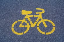 auf Asphalt ist eine gelbe Markierung in Form eines Fahrrades