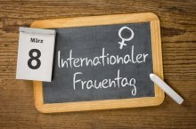 Das Foto zeigt eine Kreidetafel, auf der "internationaler Frauentag" steht