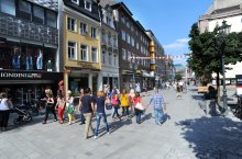 Fußgänger in Fußgängerzone beim einkaufen