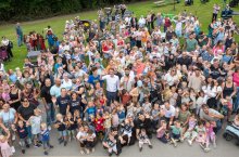 Ministerpräsident Wüst trifft Ehrenpatenkinder und ihre Familien