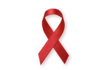 Eine rote AIDS-Schleife vor weißen Hintergrund
