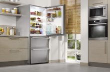 Ein offener Kühlschrank in einer Küche