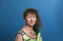 Staatssekretärin Andrea Milz freundlich lächelnd - Hintergrund blau.