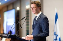 Ministerpräsident Hendrik Wüst spricht bei Chanukka-Empfang des Botschafters Ron Prosor in Berlin