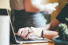 Bild Hände Frau am Laptop