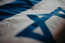 Fahne von Israel liegt auf einem Tisch