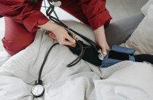 Pflegerin misst Blutdruck