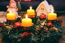 Adventskranz mit 4 brennenden Kerzen