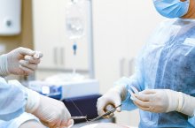 Zwei Ärzte behandeln einen Patienten im OP