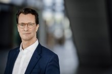 Ministerpräsident Hendrik Wüst lächelt in die Kamera