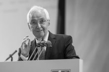Porträtfoto in schwarz-weiß