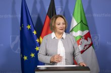 phb Sabine Leutheusser-Schnarrenberger, redend Pult, Fahnen (2021)