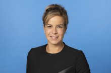 PHB Neubaur, Mona - lächelnd, blauer Hintergrund (2022)