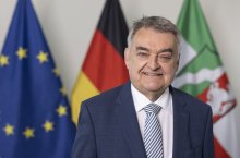 PHB Reul, Herbert - lächelnd, vor Flaggen (2022)