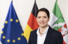 PHB Gorißen, Silke - lächelnd, vor Flaggen (2022)