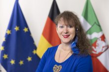 PHB Milz, Andrea - lächelnd, vor Flaggen (2022)