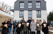 Gruppenfoto for dem 3D-gedruckten Haus