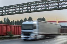 Ein LkW fährt auf einer Autobahn
