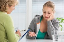 Eine jugendliche Frau im Gespräch mit einer Beraterin.