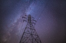 Ein sternenklarer Himmel über einem Strommast