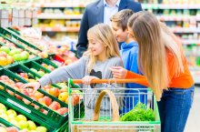 Bild Familie beim Einkauf vor dem Obst- und Gemüsestand